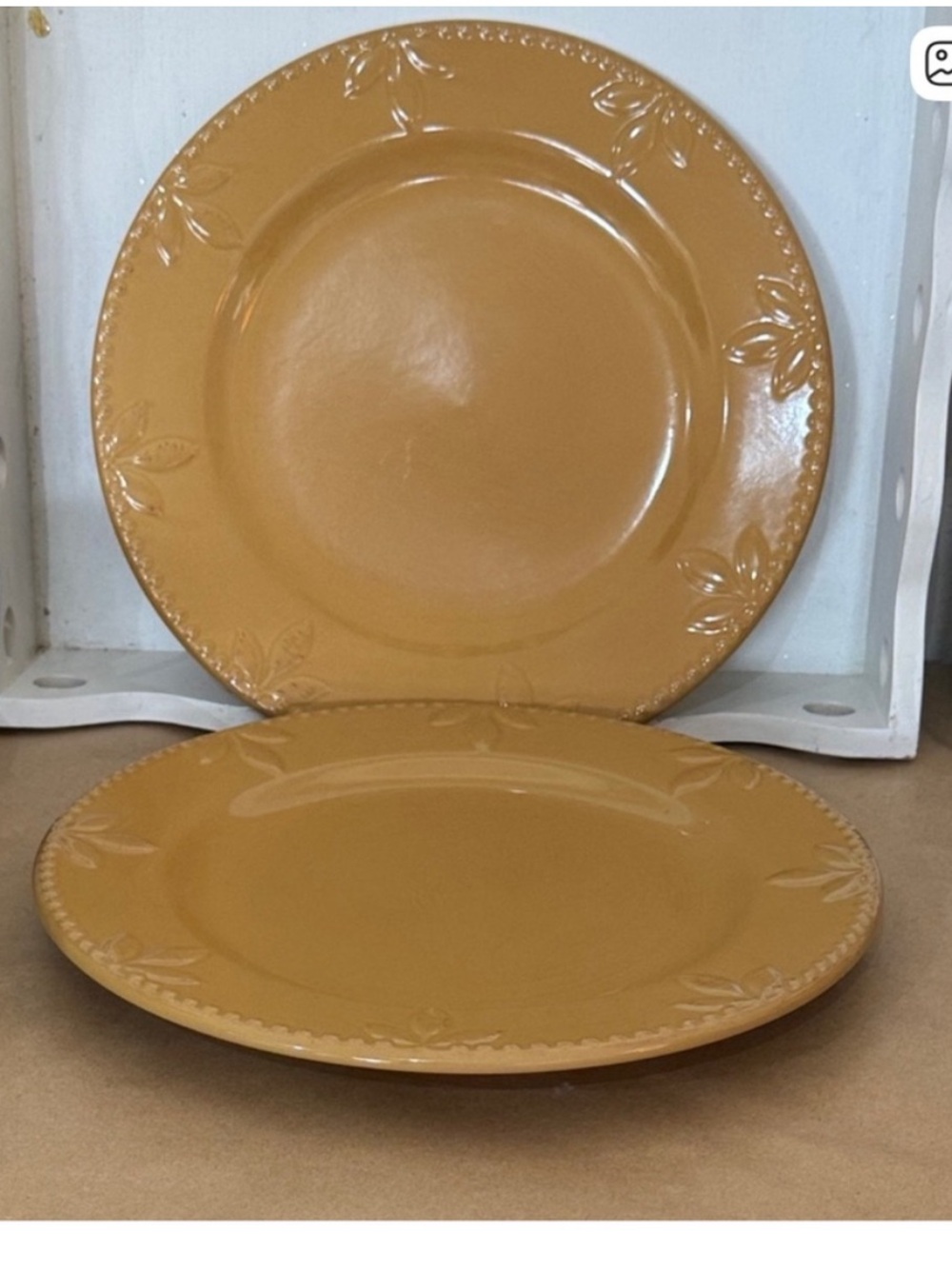 Like new Signature Sorrento Debbie Segura Dinner Plate Gold Set of 2